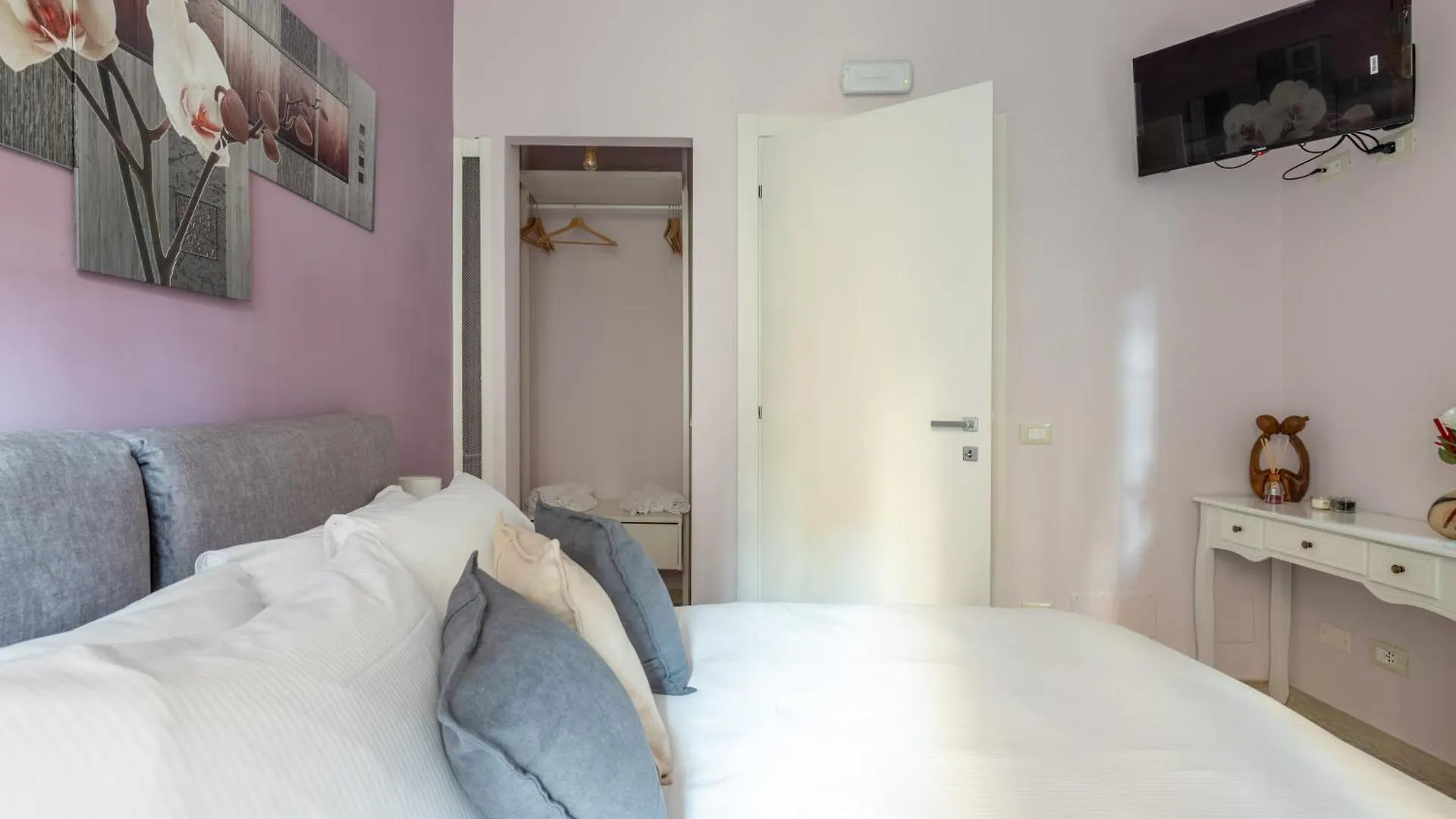 Apartment Domvs Clelia 2 Bedrooms Rome Italy